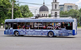 Туристический троллейбус в столице ждет пассажиров