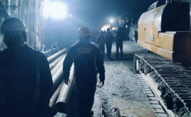40 de muncitori sînt blocați de trei zile întrun tunel de autostradă prăbuşit în India