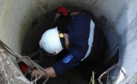 Сотрудники ГИЧС спасли молодого человека упавшего в канализационный колодец