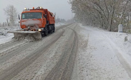 Дорожники Молдовы оперативно расчищают дороги от снега