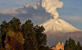 Действующий вулкан в Мексике выбросил пепел на высоту 6 км