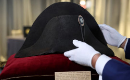 O pălărie pe care a purtato cîndva Napoleon vîndută la licitație la un preț record