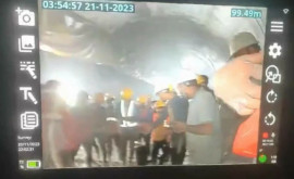 В Индии спасатели установили видеоконтакт с рабочими заблокированными в тоннеле