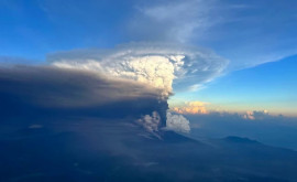 Zboruri anulate şi evacuări după erupţia unui vulcan din Papua Noua Guinee