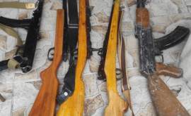 Percheziţii la domiciliul unui bărbat suspectat de deținerea ilegală a armelor