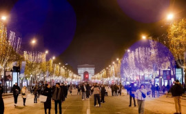  В Париже зажгли экологичные рождественские огни