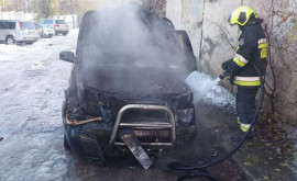 Mașină distrusă de flăcări în capitală