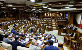 Парламент отложил рассмотрение проекта об ограничении наличных расчетов