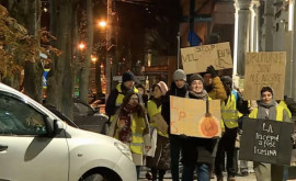Marş nocturn în Chişinău Tinerii au traversat o stradă neiluminată
