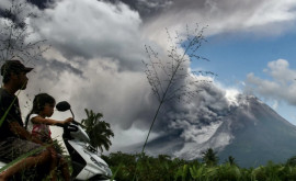 Erupţie a vulcanului Marapi Indonezia Coloana de cenuşă a ajuns pînă la trei kilometri altitudine