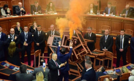 В Албании депутаты устроили пожар в зале заседаний