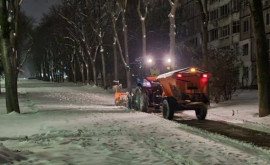 Коммунальные службы примэрии продолжают расчистку улиц столицы от снега