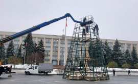 В центре Кишинева началась подготовка к зимним праздникам