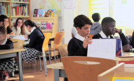 Guvernul spaniol vrea să interzică telefoanele mobile în școli și licee