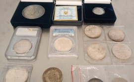 Colecție de monede de colecție și o sumă mare de bani găsite de vameși pe Aeroportul Chișinău