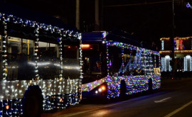 Несколько троллейбусов и автобусов в столице украсят к праздникам