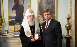 Патриарх Киевский наградил посла Молдовы орденом Святого Николая