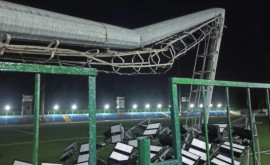 Паника на стадионе в Азербайджане На футбольное поле во время матча упал прожектор 