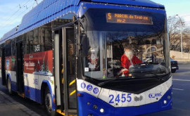 Дед Мороз меняет сани на троллейбус 