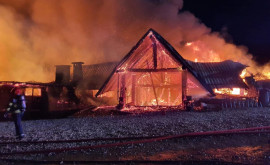 В Румынии огонь уничтожил пансионат Есть жертвы