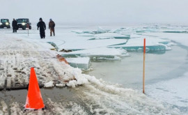 В США с отколовшейся льдины спасли сотню рыбаков