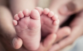 O femeie deghizată în asistentă a furat un nounăscut dintro maternitate