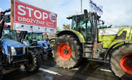 Fermierii polonezi reiau blocarea punctului de trecere a frontierei cu Ucraina 
