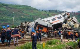 Două trenuri cu aproape 480 de pasageri sau lovit în Indonezia sînt morți și răniți