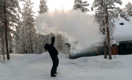 În Finlanda apa fierbinte aruncată în aer se transformă în particule de gheaţă