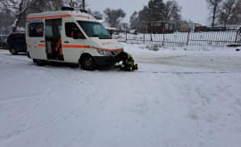 IGSU Șapte ambulanțe au fost deblocate de printre nămeți