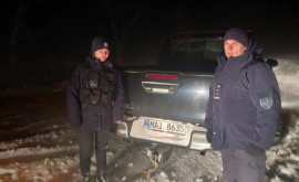 Mașini scoase din nămeți cu ajutorul polițiștilor de frontieră