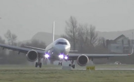 Посадка самолета авиакомпании HiSky в аэропорту Дублина стала хитом в Интернете