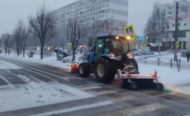 В столице дорожники продолжили работы по уборке снега до позднего вечера