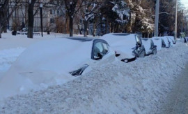 Mașini îngropate în nămeți pe străzile capitalei