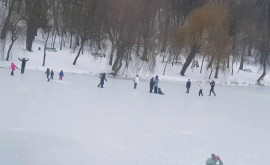 Alertă Mai mulți copii surprinși la joacă pe gheața subțire a unui lac în capitală