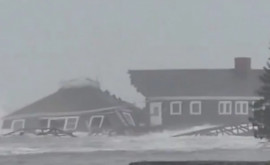 Momentul în care o casă e luată de valuri în timpul furtunii puternice care a lovit SUA 