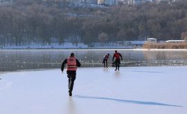 Спасатели предупреждают об опасности катания на коньках и рыбалки на тонком льду