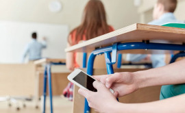 Cînd va fi interzisă total utilizarea telefoanelor mobile în școlile din Moldova 