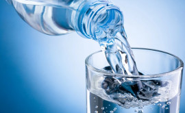 Specialiștii avertizează despre calitatea apei din sticlele de plastic