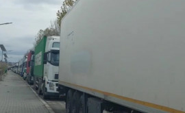 Zeci de camioane din Grecia sînt oprite la granița din Bulgaria 