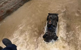 Изза наводнения женщина почти сутки просидела на перевернутой машине посреди реки 