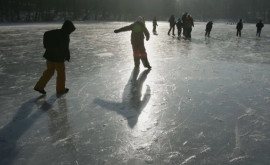 Serviciul Hidrometeo atenționează repetat Evitați să mergeți pe lacurile înghețate