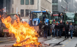 Petarde fum și incendii la Bruxelles unde protestează fermierii
