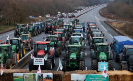  Fermierii francezi încep să înlăture blocajele rutiere