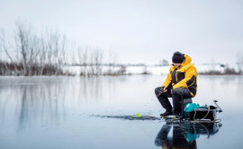 Несмотря на опасность любители зимней рыбалки штурмовали озеро Гидигич