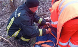 Спасатели помогли мужчине упавшему в овраг в Резине