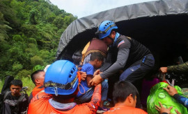 Miracol în Filipine Doi bebeluși salvați la 60 de ore după o alunecare de teren