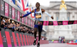 Kelvin Kiptum deținătorul recordului mondial la maraton a murit întrun accident rutier 