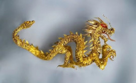 Un sculptorminiaturist a creat un dragon de mărimea unui bob de orez