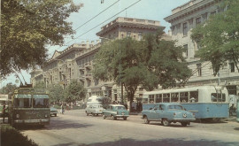 O privire în trecut Chișinăul în dezvoltare cu orășeni fericiți